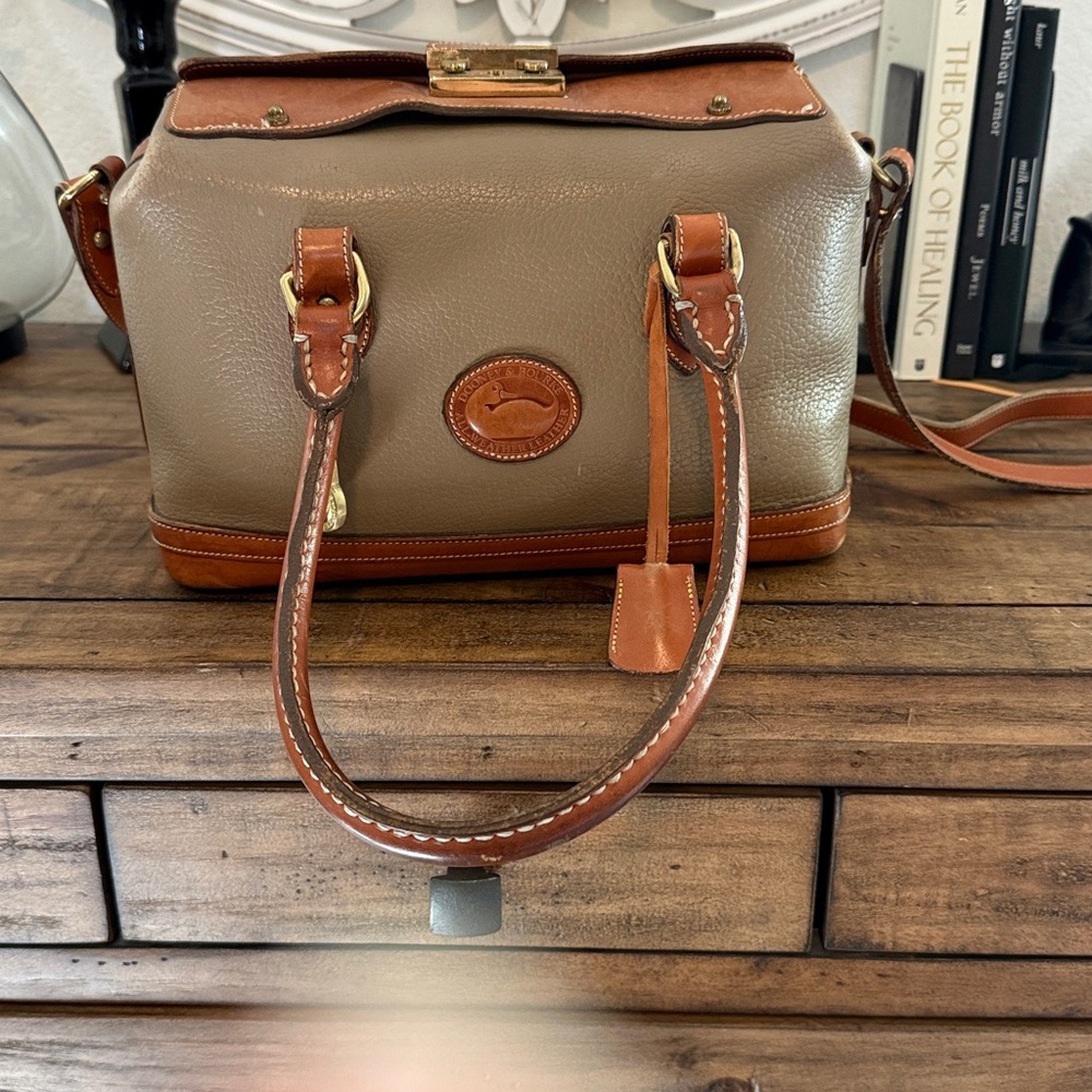 Vintage 1980s Dooney & Bourke Classic Tan and Brown Leather Dr Handbag - Picture 4 of 11